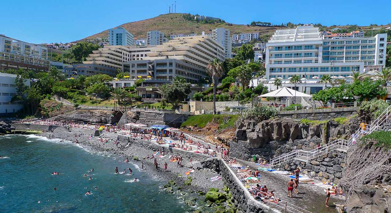 Lidon alueen hotellit ja Praia do Gorgulho, vasemmalta: Hotel Enotel Lido ja Hotel Meliã Madeira Mare.