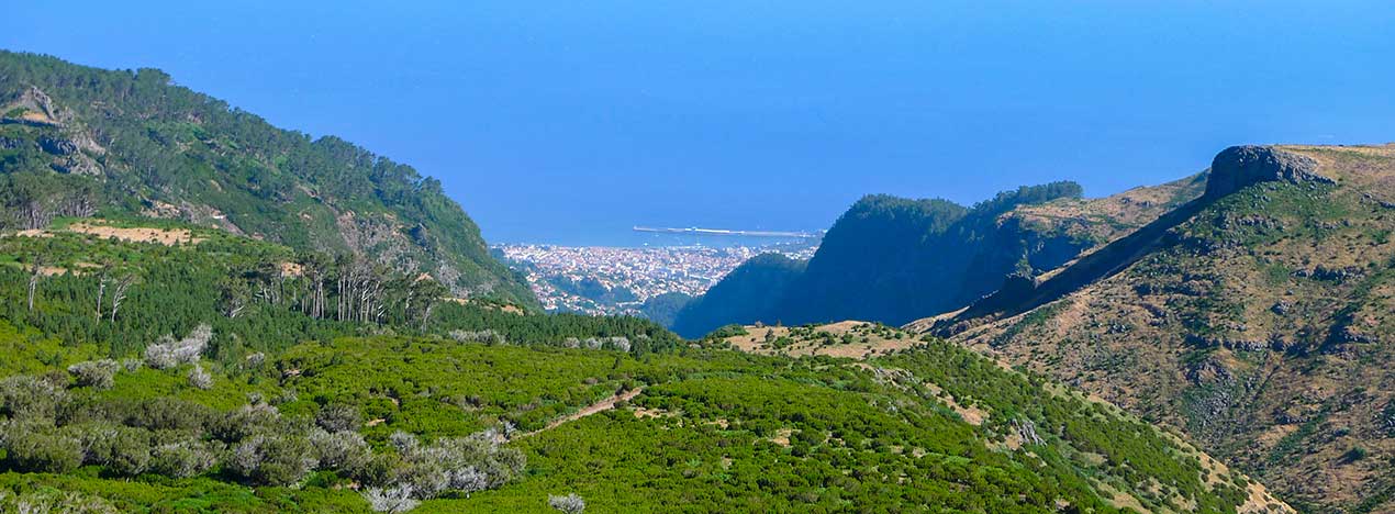 Vistas da capital, Funchal, a partir das montanhas do Pico do Areeiro.