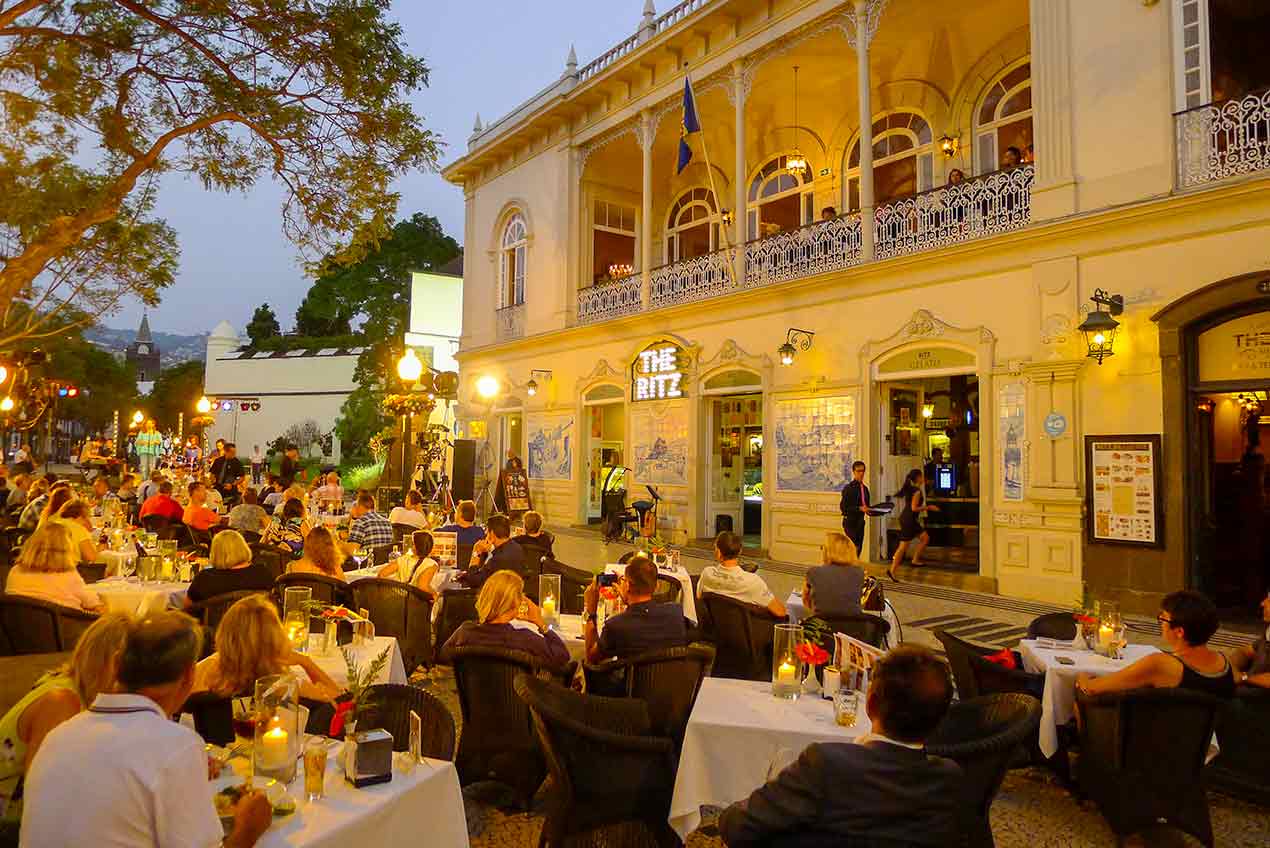 The Ritz Madeira Esplanade bei Nacht